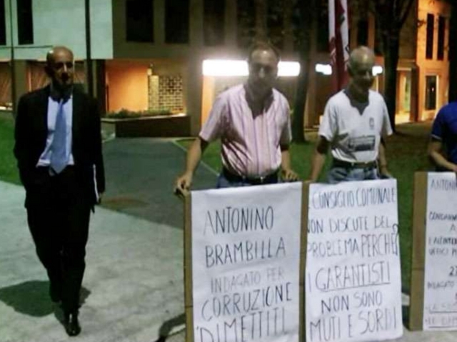 Carate, Brambilla contestatoPresidio per chiedere dimissioni