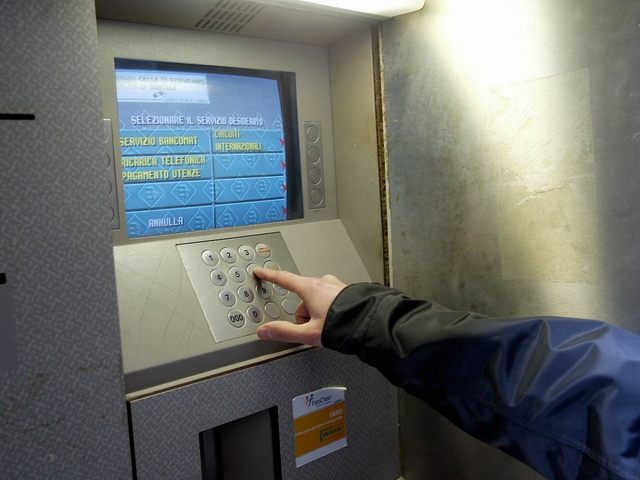 Trappola per rubare dal bancomatDue arresti della polizia a Monza