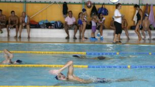 Staffetta contro la fibrosi cisticaCinque ore di nuoto ad Arcore