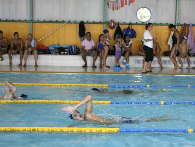 Staffetta contro la fibrosi cisticaCinque ore di nuoto ad Arcore