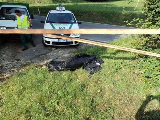Giussano, cane sgozzato e poibruciato gettato via in un sacco