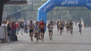 La mezza maratona in autodromo:in 2500 sotto la pioggia a Monza