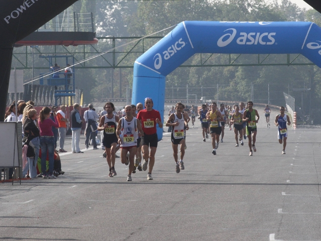 La mezza maratona in autodromo:in 2500 sotto la pioggia a Monza