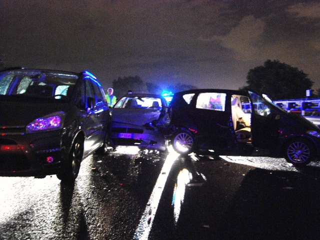 Crash tra 4 auto nella notteMilano-Meda, viabilità in tilt