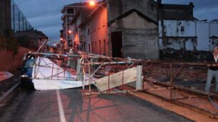 Seregno: crolla ponteggioDanneggiate due autovetture