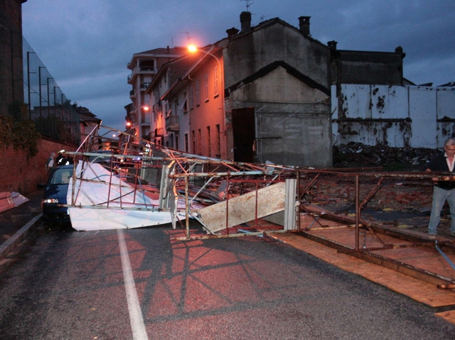 Seregno: crolla ponteggioDanneggiate due autovetture
