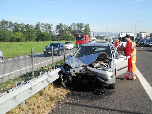 Lissone, auto sbanda in Valassina:ragazza ferita, vettura schiacciata