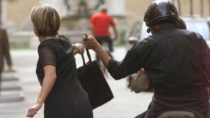 Carate, ottantenne scippata cadee si ferisce: il bottino è di 10 euro