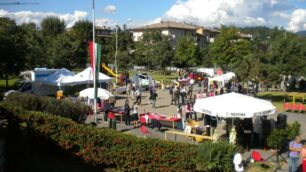 I negozi di Brusaportoscendono in piazza