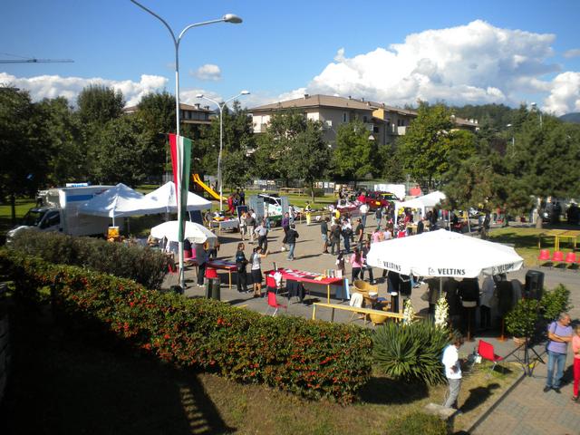 I negozi di Brusaportoscendono in piazza