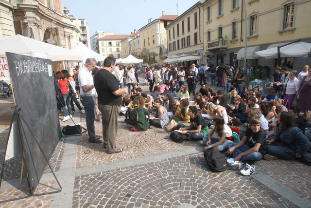 Isa: lezione in piazza per protesta«Una soluzione o anno a rischio»