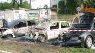 Incendio passionale a VeranoBruciano tre auto nella notte