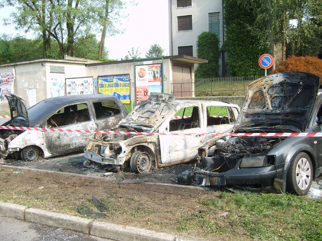 Incendio passionale a VeranoBruciano tre auto nella notte