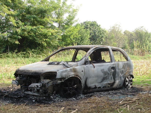 Albiate: rubano videopokere bruciano l’auto del colpo