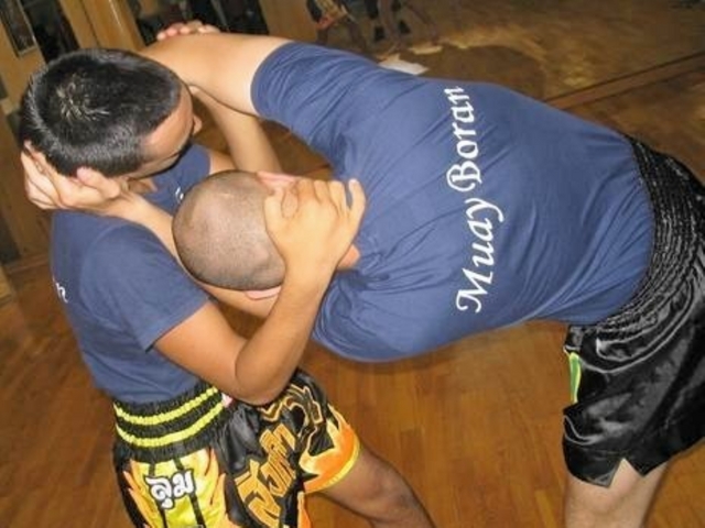 Atterra il ladro col muay thaiTopo d’appartamento in fuga