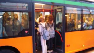 A scuola sul bus come sardineL’odissea da Carate a Besana