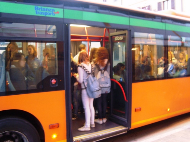 A scuola sul bus come sardineL’odissea da Carate a Besana
