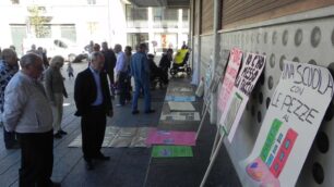«Mamme indignate» a LissoneSlogan in piazza con nonni e papà
