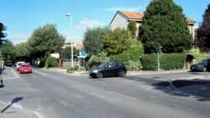 Seregno: ubriaco su un camiontampona auto e poi scappa