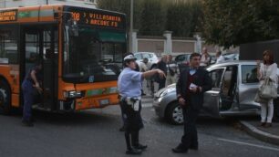 Incidente tra un’auto e un busMonza, passeggeri sotto choc