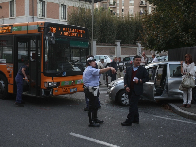 Incidente tra un’auto e un busMonza, passeggeri sotto choc