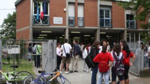 Monza, pedofilo su auto grigiaadesca studentesse della Zucchi
