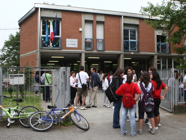 Monza, pedofilo su auto grigiaadesca studentesse della Zucchi