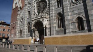 Cadono blocchi di marmodalla facciata del duomo di Monza