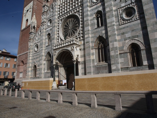 Cadono blocchi di marmodalla facciata del duomo di Monza