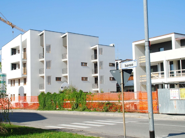 Lissone, cade in una bocca di lupomentre lavora in un cantiere edile