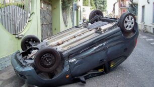 Seregno, auto si ribaltadopo crash: choc per 52enne