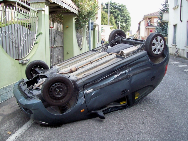 Seregno, auto si ribaltadopo crash: choc per 52enne
