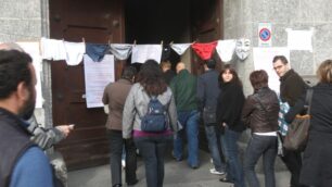 Non pagato il premio produttivitàMutande appese fuori dal Comune