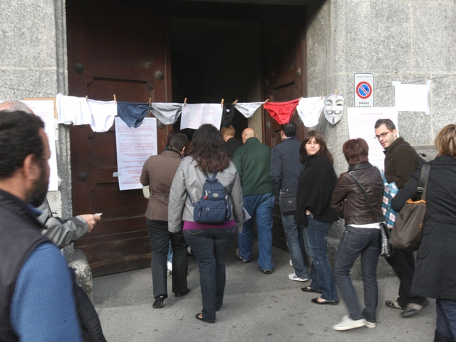 Non pagato il premio produttivitàMutande appese fuori dal Comune