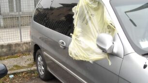 Lissone, vandali in azione di notte:vetri rotti per una ventina di auto