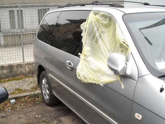 Lissone, vandali in azione di notte:vetri rotti per una ventina di auto