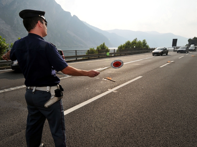 Briosco, a piedi sulla Statale 36picchia due agenti della Polstrada