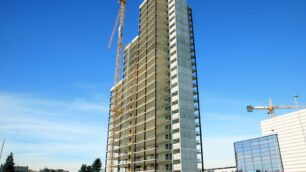 Desio, torre Ptb sfida il PirellonePer i 100 metri basta un’antenna