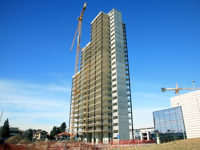 Desio, torre Ptb sfida il PirellonePer i 100 metri basta un’antenna