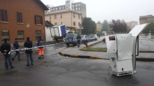 Monza, sradicato il BancomatVia Romagna, fuga e un arresto