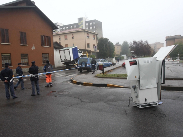 Monza, sradicato il BancomatVia Romagna, fuga e un arresto