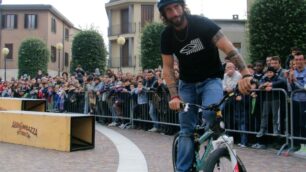 Bike trial in centro a GiussanoApplausi per 100%Brumotti