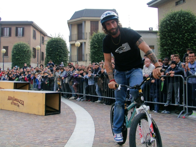 Bike trial in centro a GiussanoApplausi per 100%Brumotti