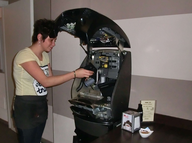 Vimercate, furto al bar EccellenzaColpo da 3mila euro in monetine