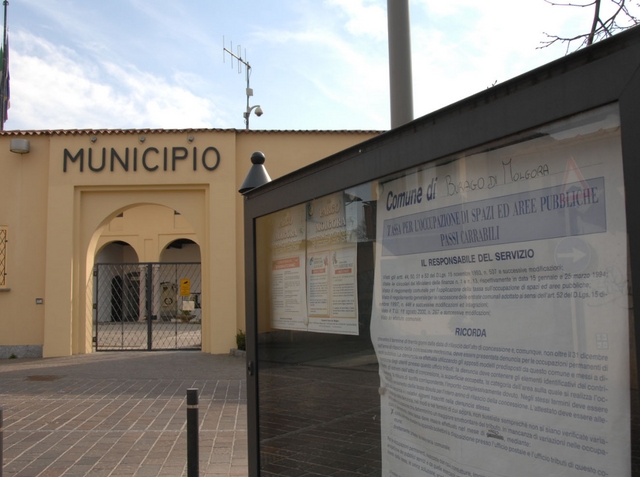 Burago: piove a dirotto, ignotipassano la notte in municipio