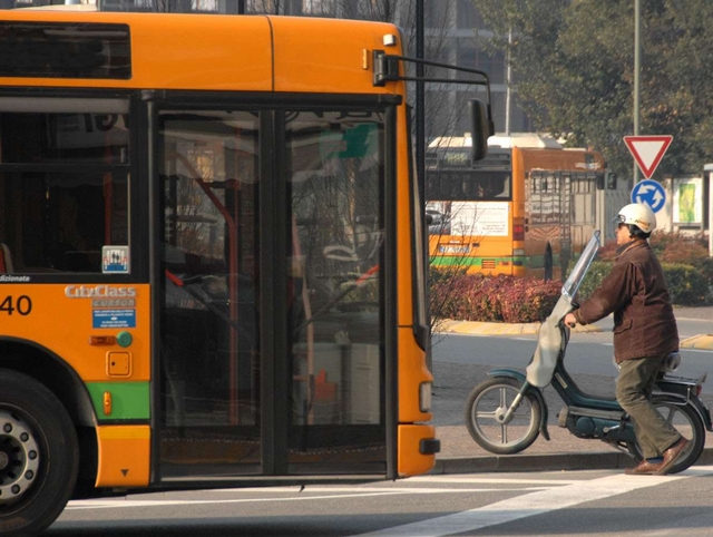 Con fionda e sassi contro l’autobusDenunciato il cecchino minorenne