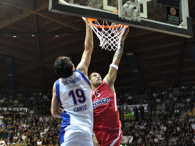 Eurolega, Cantù non sbaglia
L’Olympiacos dietro di un punto