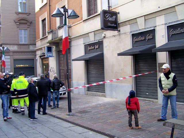 Seregno, cade un pezzo di muroma nessun danno per i passanti