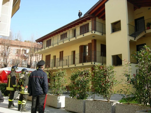 Meda, non gli pagano gli stipendie minaccia di gettarsi dal tetto