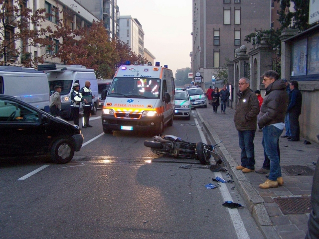 Seregno: incidente a tre,ferito sedicenne su scooter